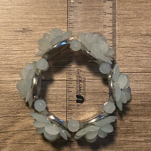 Stretchy Floral Bracelet - Picture 6 of 6